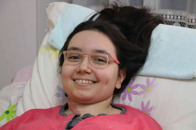 4. kattan düşerek yatağa mahkum olan İrem’e 3 yıldır babası bakıyor