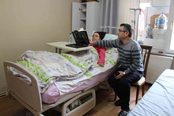 4. kattan düşerek yatağa mahkum olan İrem’e 3 yıldır babası bakıyor