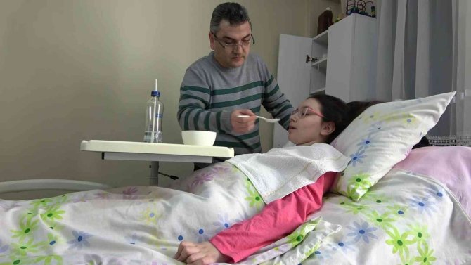 4. kattan düşerek yatağa mahkum olan İrem’e 3 yıldır babası bakıyor