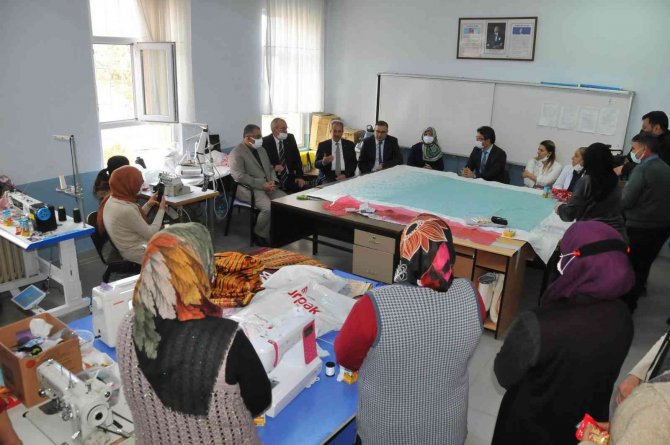 Akkaya dikiş nakış kursiyerleriyle bir araya geldi