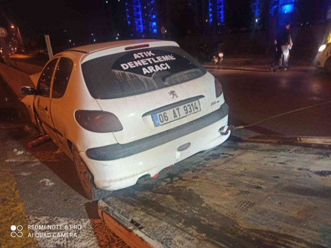 Ankara’da otomobil orta refüje çarptı: 1 yaralı