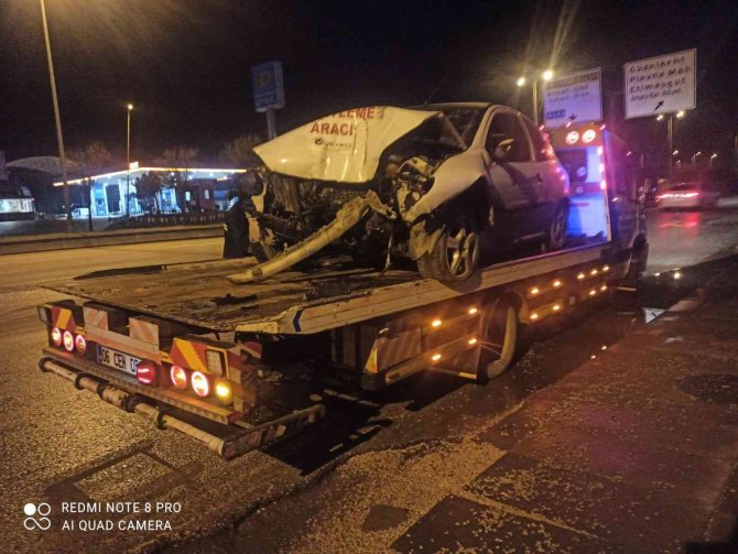 Ankara’da otomobil orta refüje çarptı: 1 yaralı