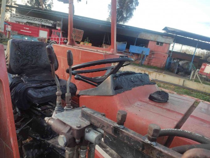 Çiftliğin damında yangın çıktı zirai aletler zarar gördü