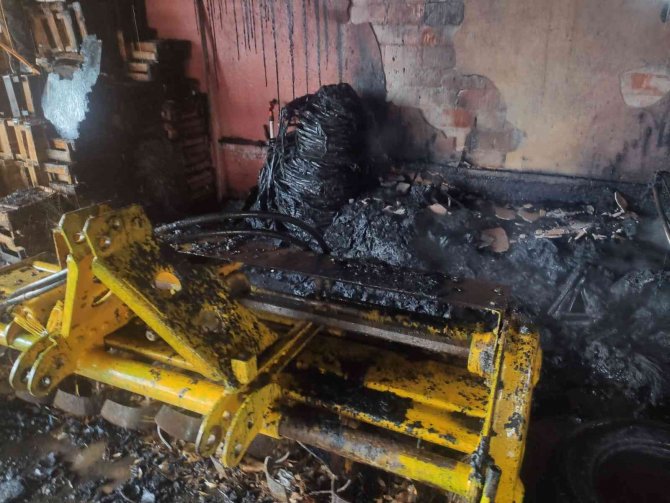 Çiftliğin damında yangın çıktı zirai aletler zarar gördü