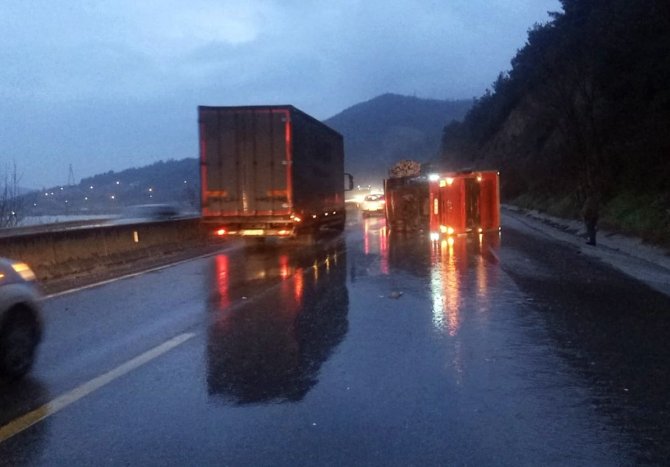 D-650 karayolunda yağış kazaları beraberinde getirdi