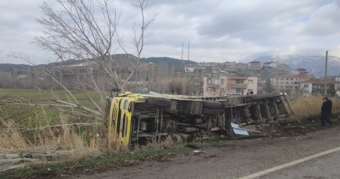Hurda yüklü tır devrildi