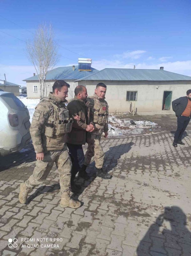 Kesinleşmiş hapis cezası bulunan 2 kişi tutuklandı