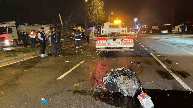 Otomobil ağaca asılı kaldı