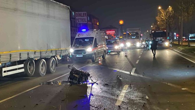 Otomobil ağaca asılı kaldı