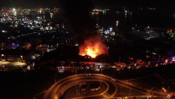 Tuzla’da alevlere teslim olan fabrika havadan görüntülendi