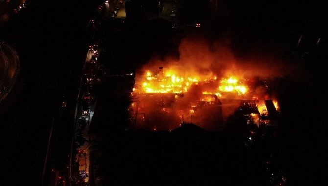 Tuzla’da alevlere teslim olan fabrika havadan görüntülendi