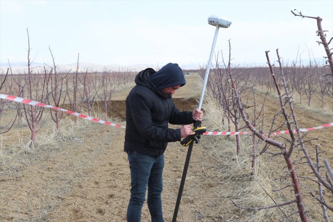 Elma bahçesinde 20 metre derinliğinde, 50 metre çapında obruk oluştu