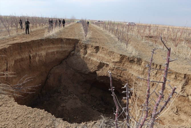 Elma bahçesinde 20 metre derinliğinde, 50 metre çapında obruk oluştu
