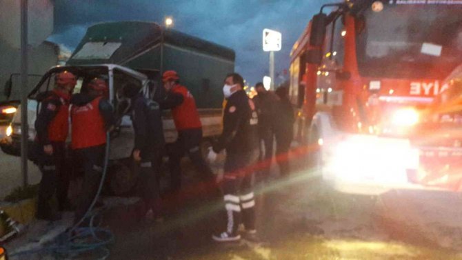 Edremit’te iki kamyonet çarpıştı: 1 yaralı