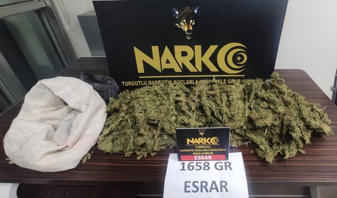 Otomobilde 1 kilo 658 gram esrar ele geçirildi
