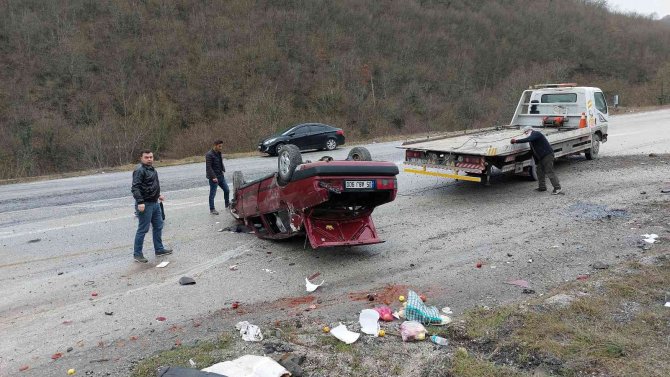 Hastaneye hasta götürürken otomobiliyle takla attı