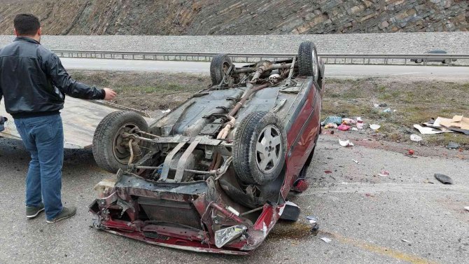Hastaneye hasta götürürken otomobiliyle takla attı