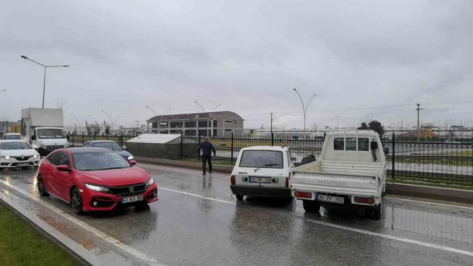 Kamyonet ile otomobil çarpışt