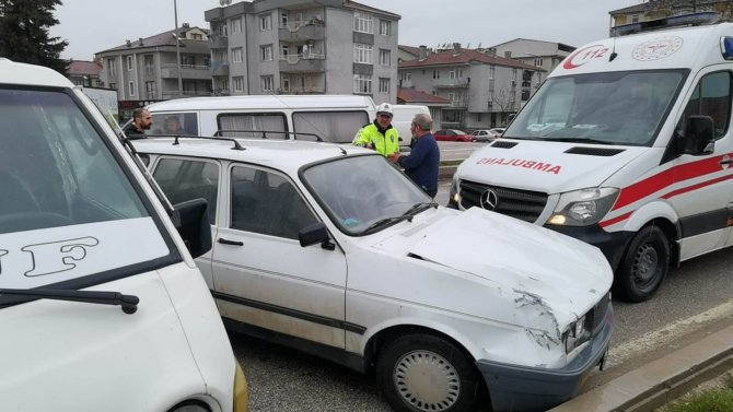 Kamyonet ile otomobil çarpışt