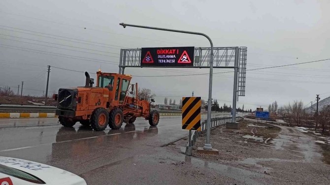 Konya-Antalya karayolunda kar yağışı ulaşımda aksamalara neden oluyor