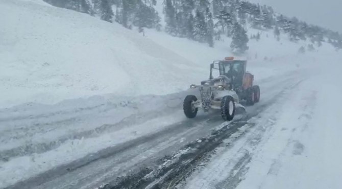 Konya-Antalya karayolunda kar yağışı ulaşımda aksamalara neden oluyor