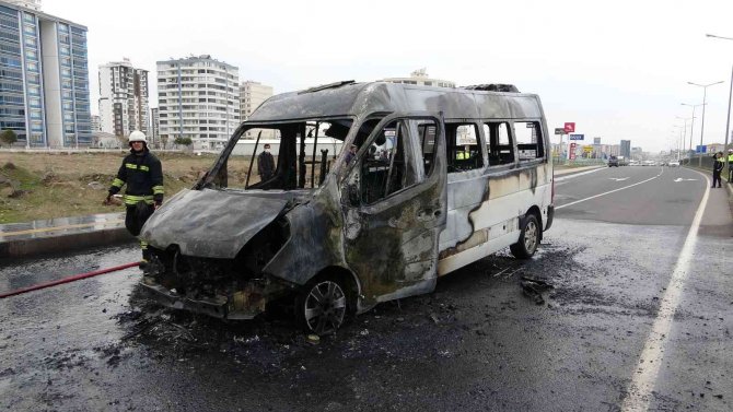 Minibüs bir anda alev aldı