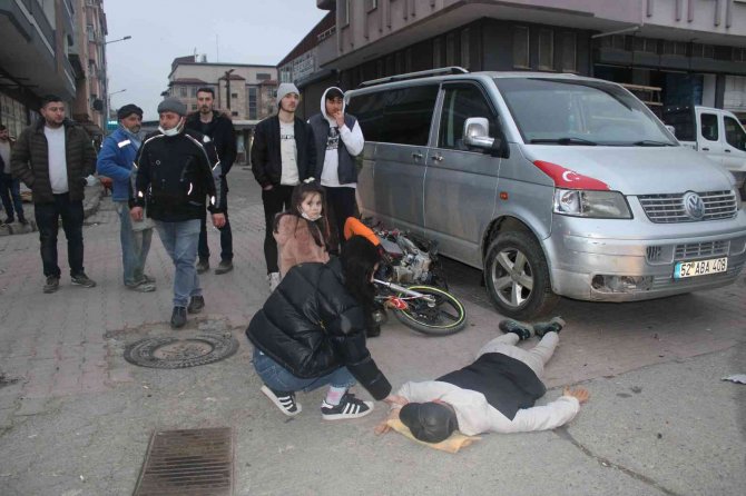 Motosiklet ile kamyonet kaza yaptı: 1 yaralı