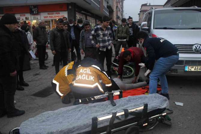 Motosiklet ile kamyonet kaza yaptı: 1 yaralı