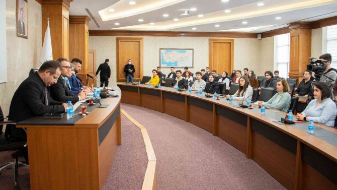 Rektör Aksoy: Önceliğimiz öğrencilerimizin geleceğini düşünmek