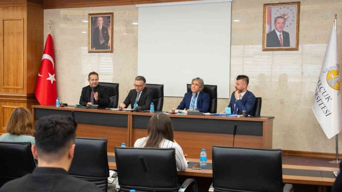 Rektör Aksoy: Önceliğimiz öğrencilerimizin geleceğini düşünmek