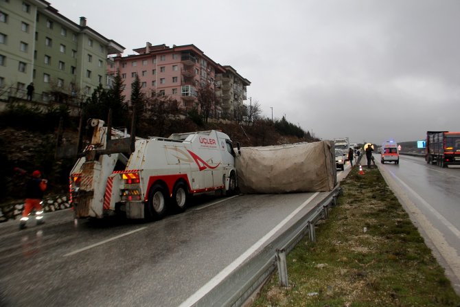 Tır kurtarma çalışması yapılan kaza noktasında faciadan dönüldü