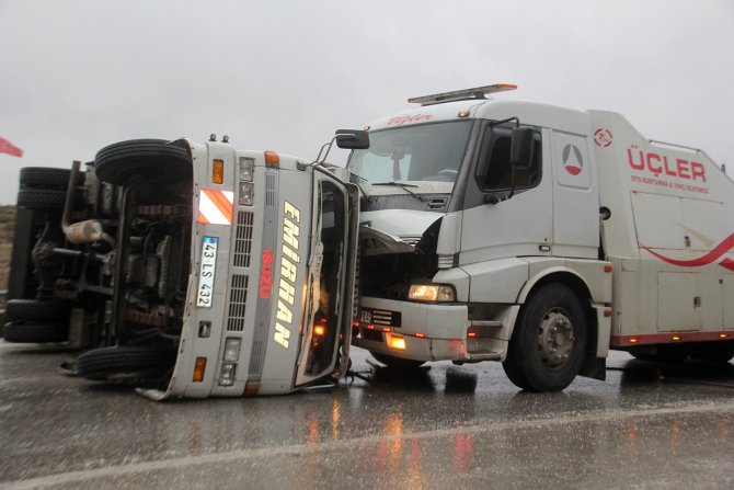 Tır kurtarma çalışması yapılan kaza noktasında faciadan dönüldü