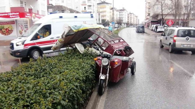 Hafif ticari araç 3 tekerlekli motosiklete çarptı