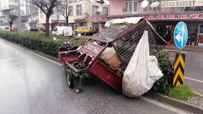 Hafif ticari araç 3 tekerlekli motosiklete çarptı