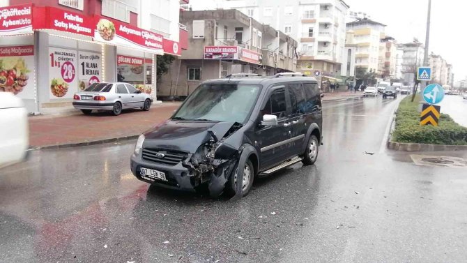 Hafif ticari araç 3 tekerlekli motosiklete çarptı