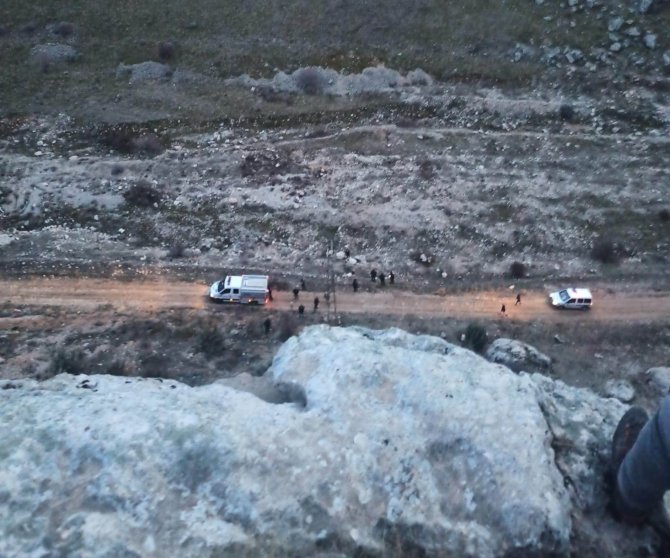 Kayalıklarla mahsur kalan genç için filim gibi operasyon