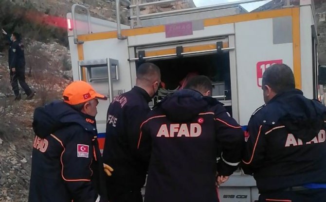 Kayalıklarla mahsur kalan genç için filim gibi operasyon