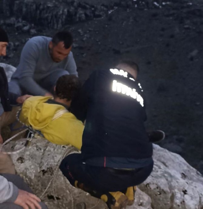 Kayalıklarla mahsur kalan genç için filim gibi operasyon