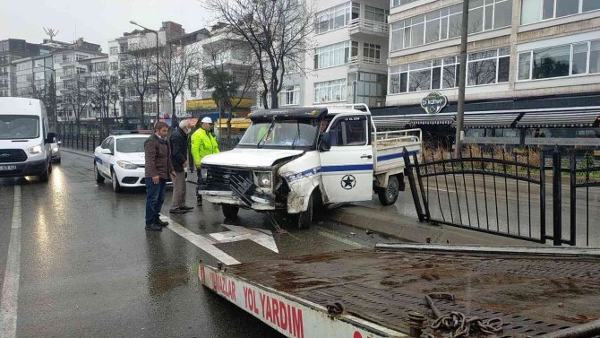 Kayganlaşan yolda kontrolden çıkan kamyonet refüje çarptı