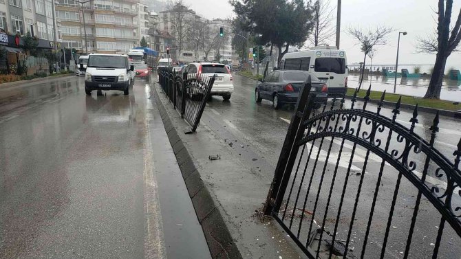 Kayganlaşan yolda kontrolden çıkan kamyonet refüje çarptı