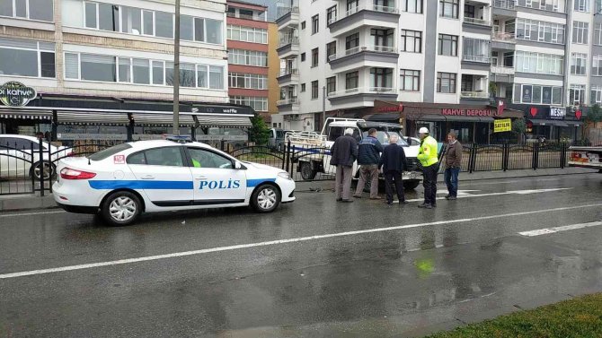 Kayganlaşan yolda kontrolden çıkan kamyonet refüje çarptı