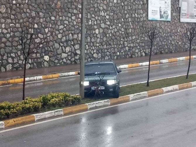 Otomobil refüje çarparak durabildi