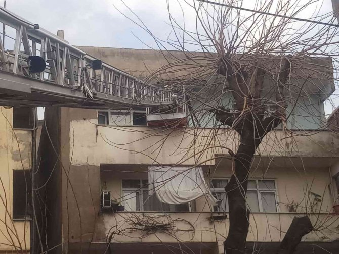 Beyoğlu’nda korkutan çatı yangını