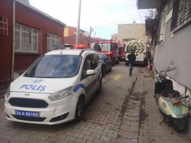Beyoğlu’nda korkutan çatı yangını