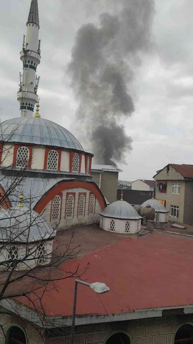 Beyoğlu’nda korkutan çatı yangını