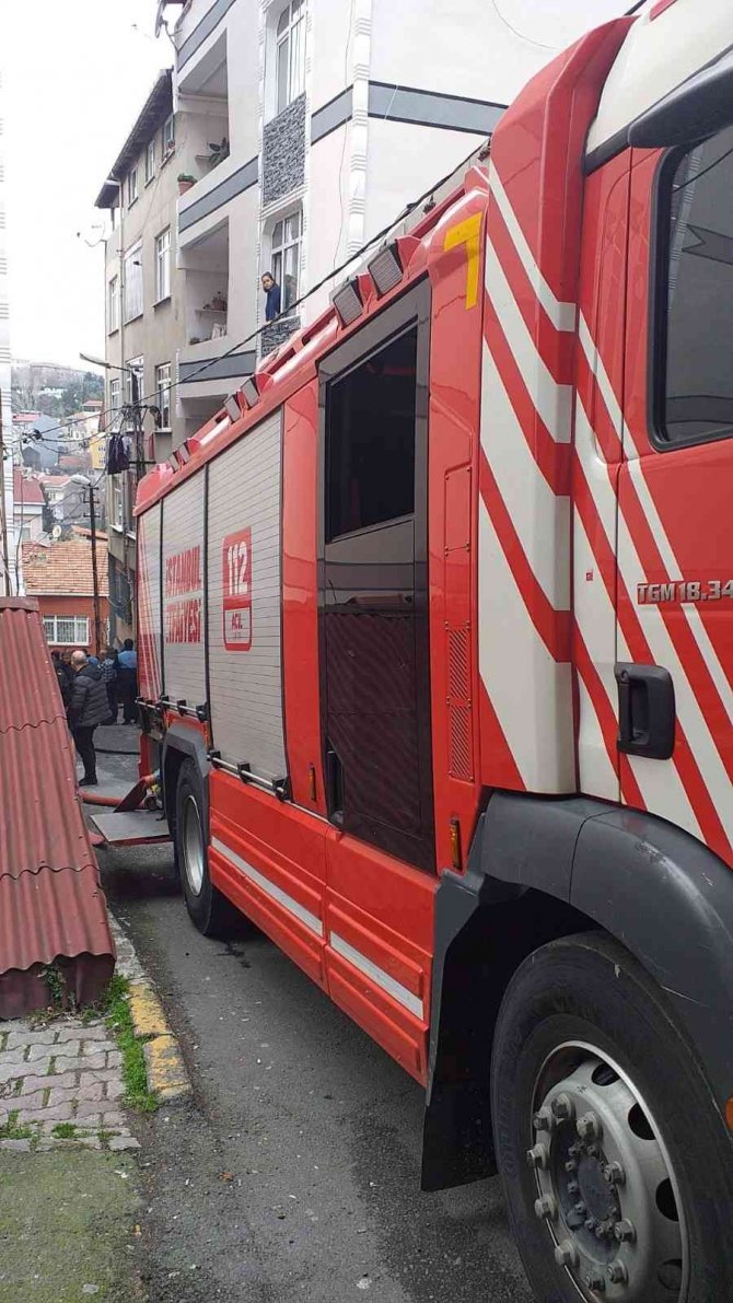Beyoğlu’nda korkutan çatı yangını