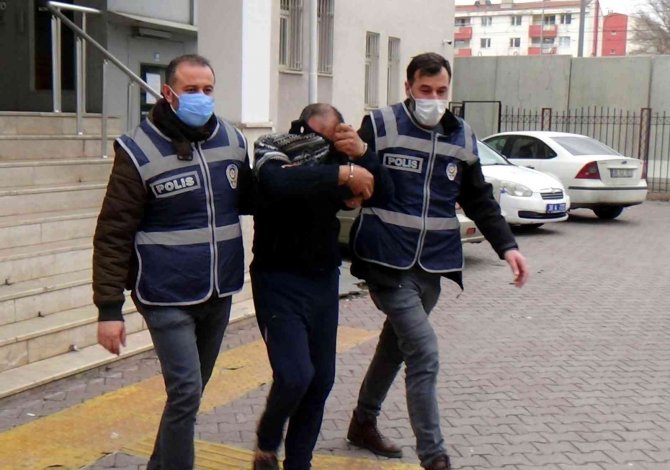 Polise yakalanmamak için alt katın balkonuna atladı