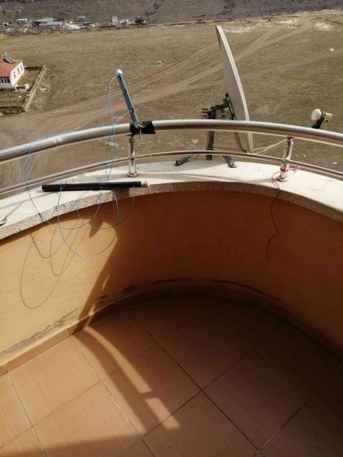 Polise yakalanmamak için alt katın balkonuna atladı