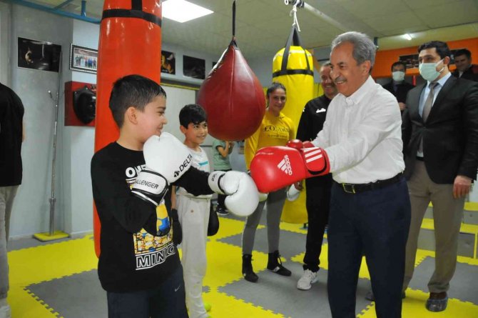 Başkan Akkaya geleceğin boksörleri ile buluştu