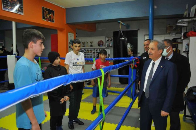 Başkan Akkaya geleceğin boksörleri ile buluştu